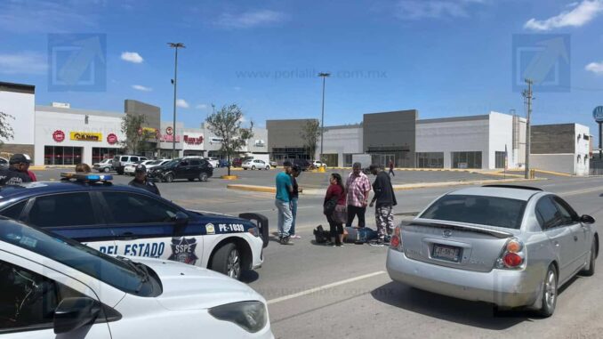 conductora-choca-a-motociclista-al-salir-de-un-supermercado.jpeg Conductora choca a motociclista al salir de un supermercado