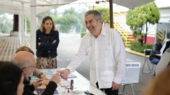 vota-en-la-eleccion-judicial-el-canciller-juan-ramon-de-la-fuente.jpeg Vota en la elección judicial el canciller Juan Ramón de la Fuente