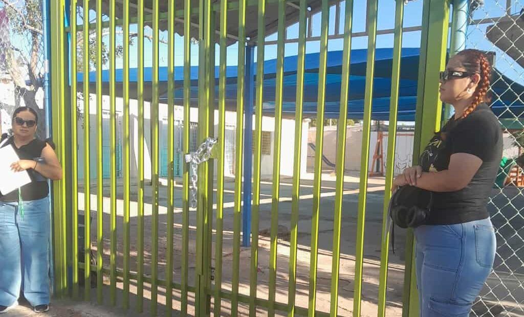 Amanece casilla encadenada; ciudadano rompe candado en la escuela Emiliano Zapata