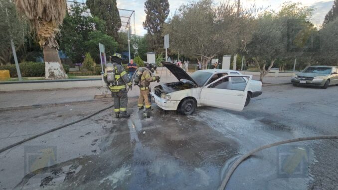 se-quema-vehiculo-frente-al-tecnologico-i.jpeg Se quema vehículo frente al Tecnológico I