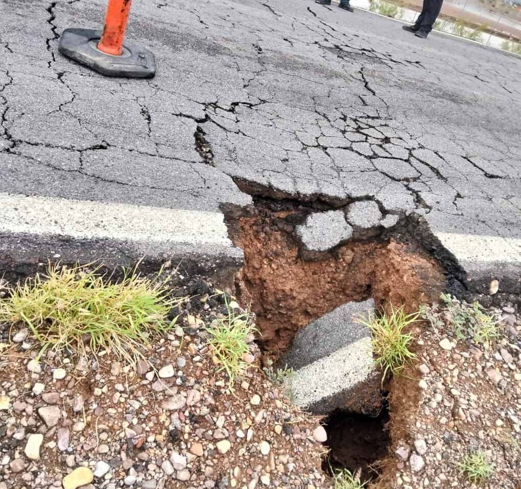 Cierran carretera Aldama–Ojinaga por socavón