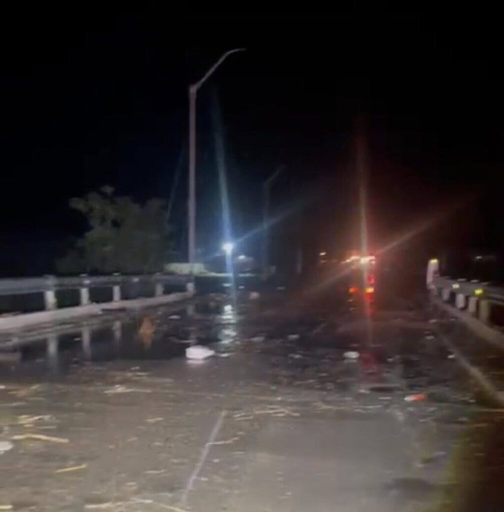 Desbordamiento de arroyo en Flores Magón obliga a evacuaciones y cierre de caminos