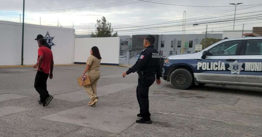 Rescatan a hombre que intentaba saltar de un puente en la Melchor Ocampo