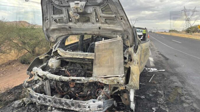 camioneta-se-incendia-en-carretera-chihuahua-delicias.jpeg Camioneta se incendia en carretera Chihuahua-Delicias