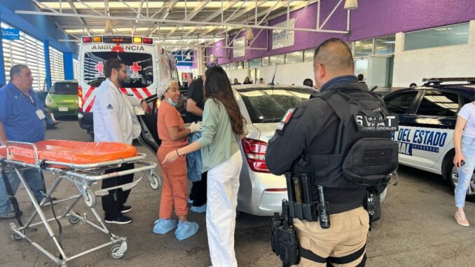 escoltan-agentes-a-pasajera-en-trabajo-de-parto-a-hospital-bebe-nace-en-el-vehiculo.jpeg Escoltan agentes a pasajera en trabajo de parto a hospital; bebé nace en el vehículo