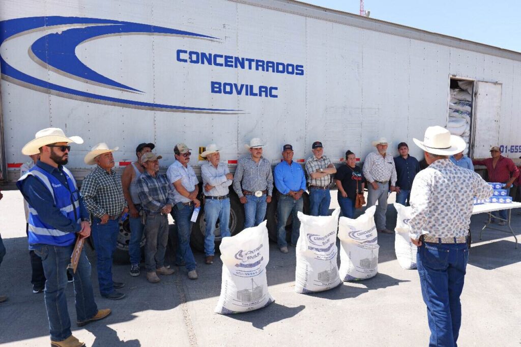 Entrega diputado Arturo Zubía apoyos al sector agrícola en Jiménez