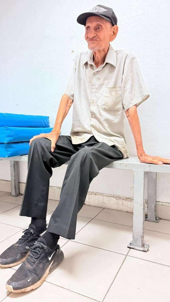 Solicitan apoyo para localizar a familia de hombre extraviado