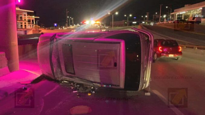 abandonan-camioneta-tras-chocar-y-volcar-en-el-juventud.jpeg Abandonan camioneta tras chocar y volcar en el Juventud