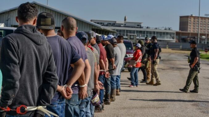 operativo-de-detencion-de-migrantes-en-luisiana-696x401.jpg