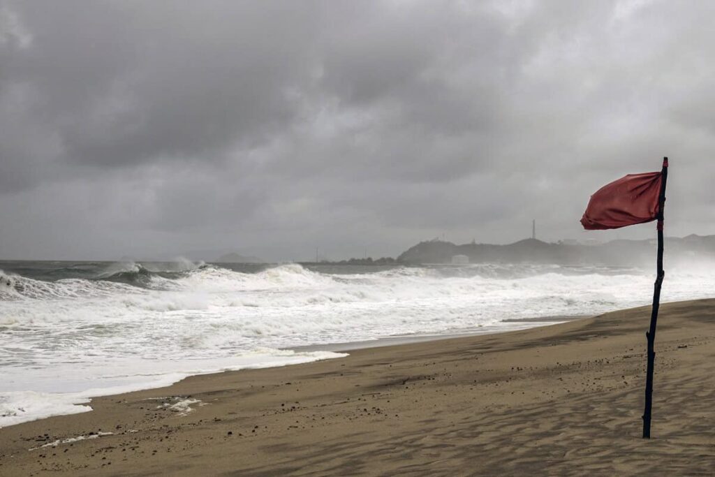 «Flossie» se debilita a huracán categoría 1 y se aleja de las costas mexicanas