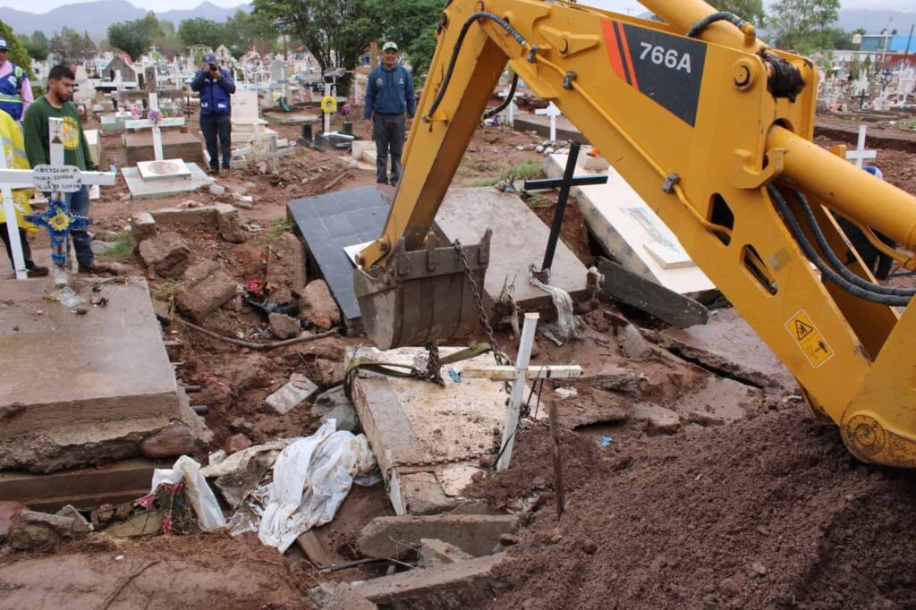 Trabaja Gobierno Municipal en afectaciones en Panteón Municipal 3 en El Porvenir