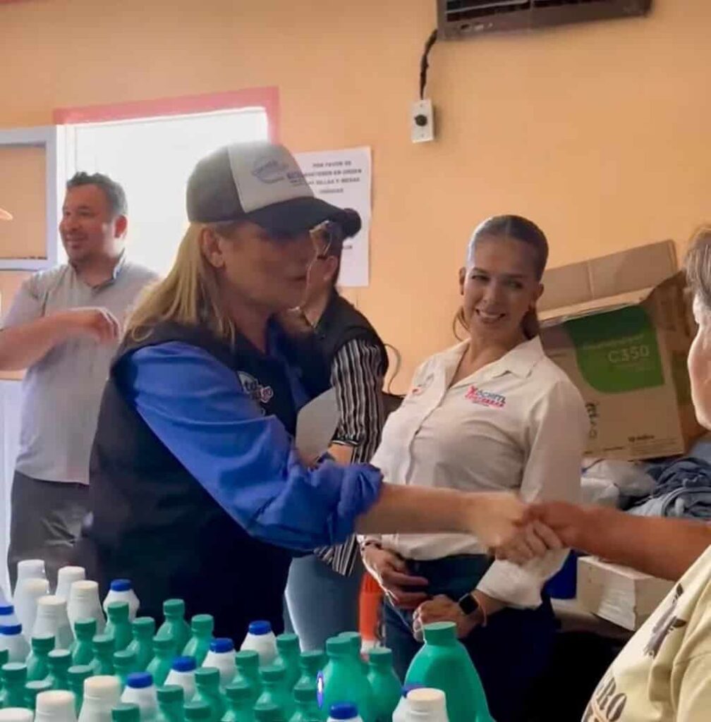 Xóchitl Contreras acompañó a la gobernadora del estado Maru Campos a recorrer zonas afectadas por las lluvias