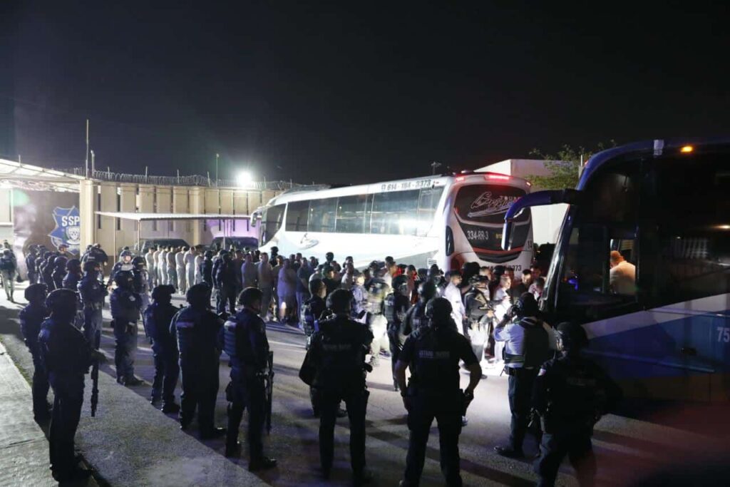 Operativo en el Cereso No. 3; trasladan a 120 reos de alta peligrosidad