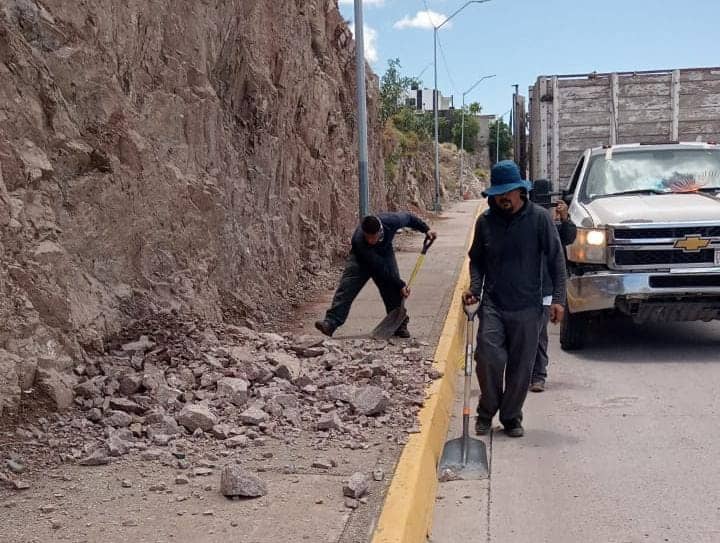 Salen cuadrillas del Municipio a realizar labores de limpieza por arrastres generados por lluvias