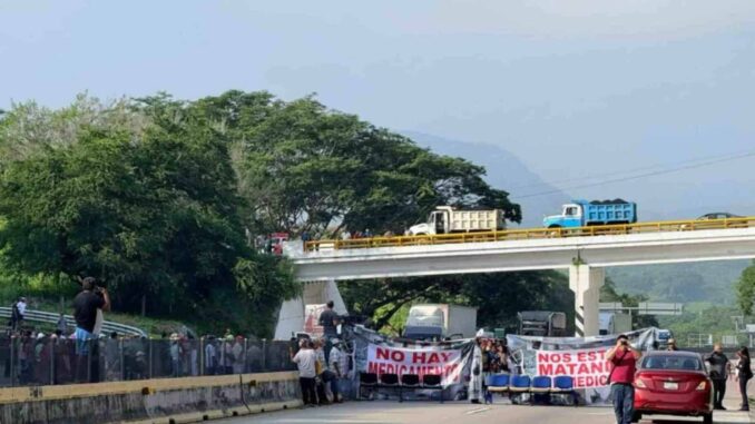 habitantes-de-49-pueblos-bloquean-la-autopista-del-sol-en-demanda-de-obras-y-pagos-de-adeudos.jpg Habitantes de 49 pueblos bloquean la Autopista del Sol en demanda de obras y pagos de adeudos