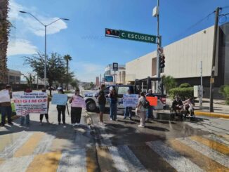 Pacientes con esclerosis múltiple bloquean vialidad para exigir medicamentos