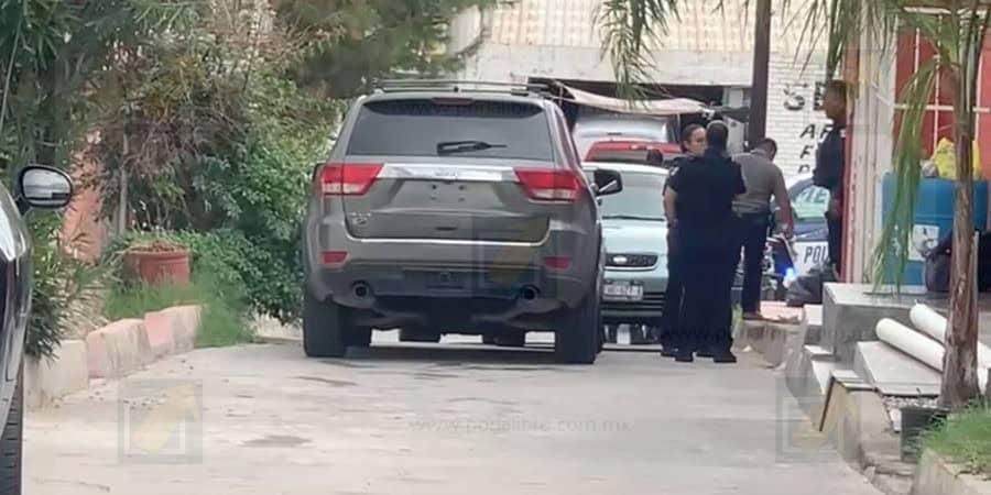 Abandonan vehículo tras disparos en colonia Santa Rosa