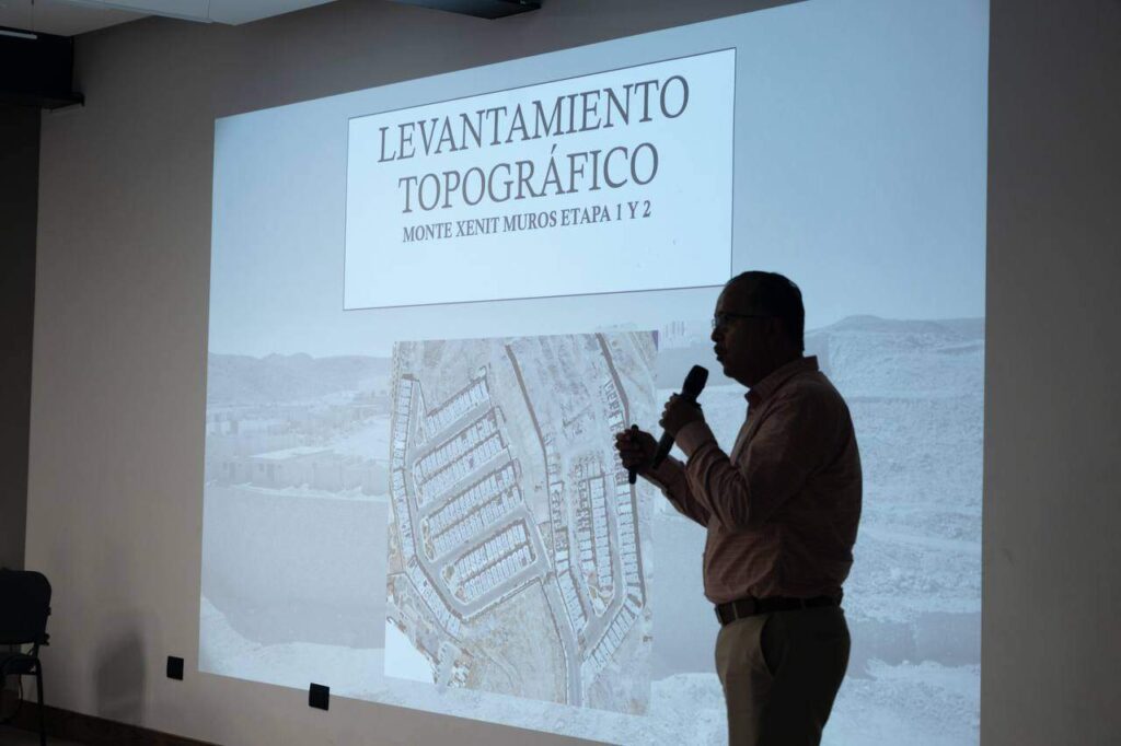 Responden alcalde Bonilla y especialistas de la UACH inquietudes de vecinos de Monte Xenit