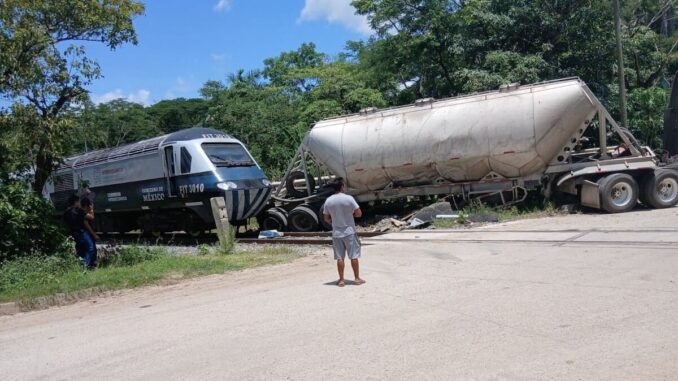 tren-interoceanico-choca-con-trailer-en-tabasco.jpg Tren Interoceánico choca con tráiler en Tabasco