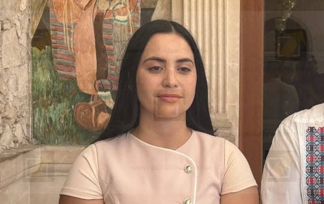Asiste a reunión en palacio alcaldesa de Guadalupe y Calvo, niega desaparición