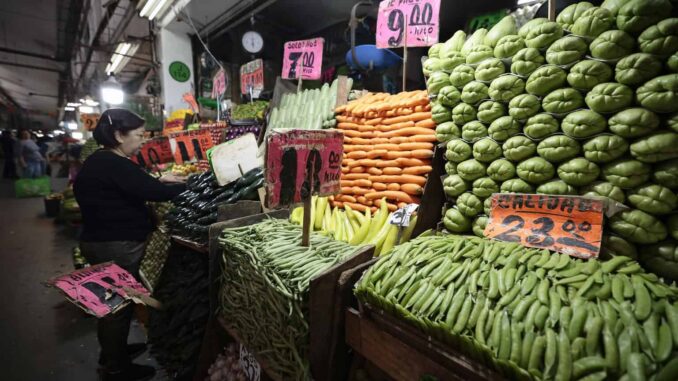 Banxico prevé que siga «debilidad» económica y que inflación resista presiones