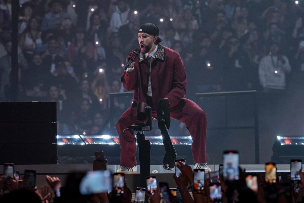 Bad Bunny defiende a los migrantes y llama a la unidad en el vídeo del tema ‘Nuevayol’