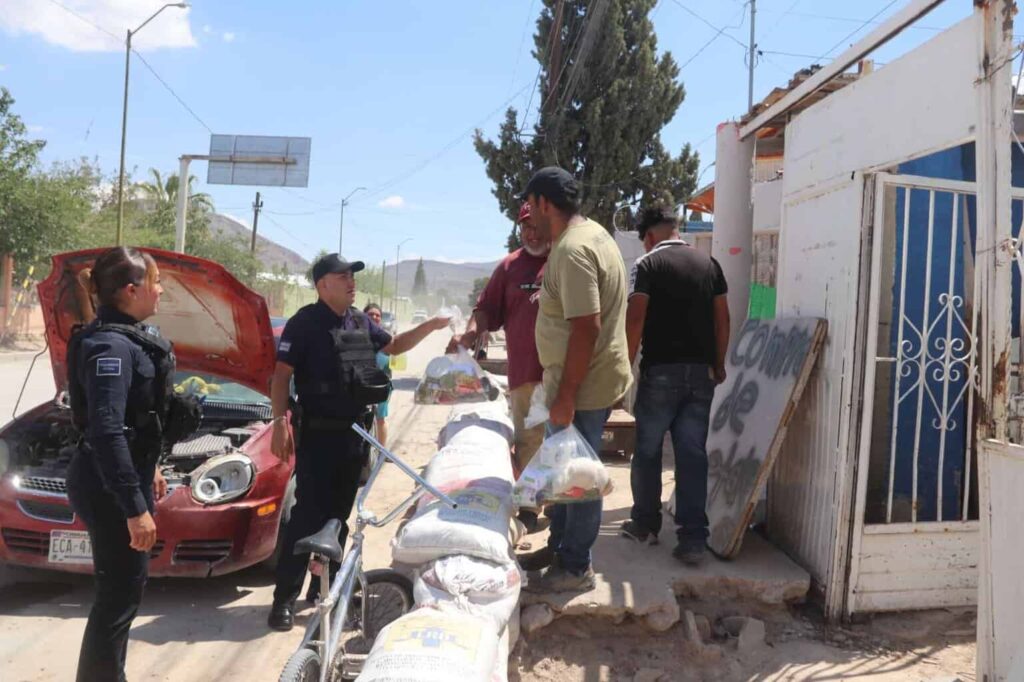 Apoyan policías municipales a afectados por lluvias en la colonia Fronteriza