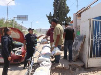 Apoyan policías municipales a afectados por lluvias en la colonia Fronteriza