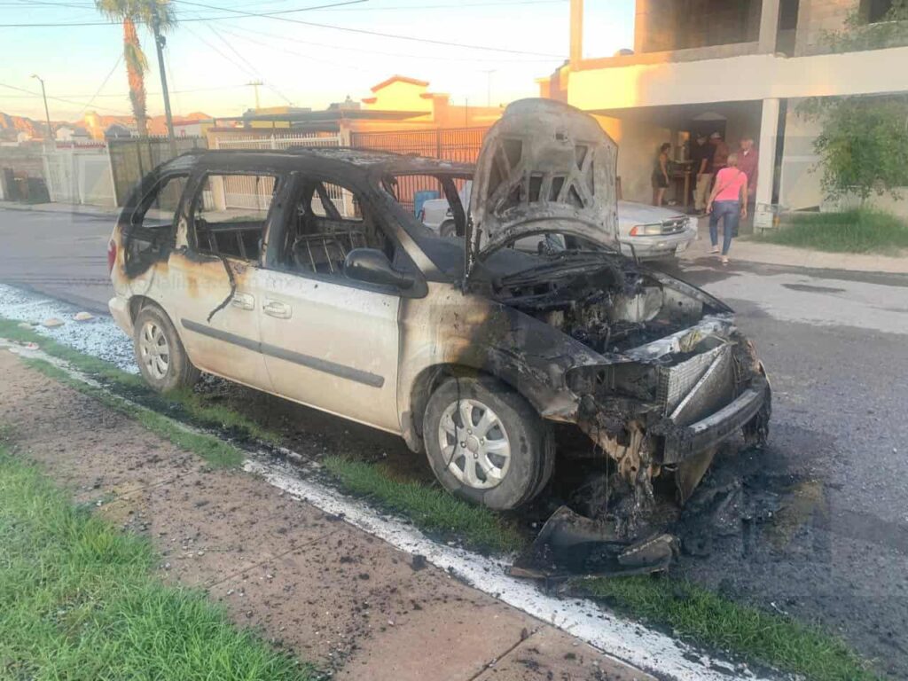 Se incendia camioneta frente a parque en Villas del Rey