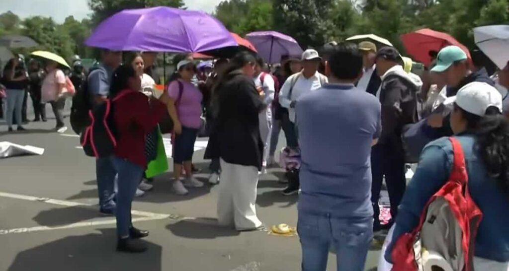 Trabajadores del IMSS Bienestar bloquean Reforma y Periférico ante la falta de insumos