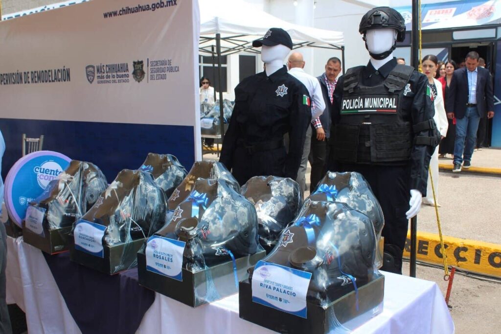 Entregan equipamiento a policías de 21 municipios en Meoqui