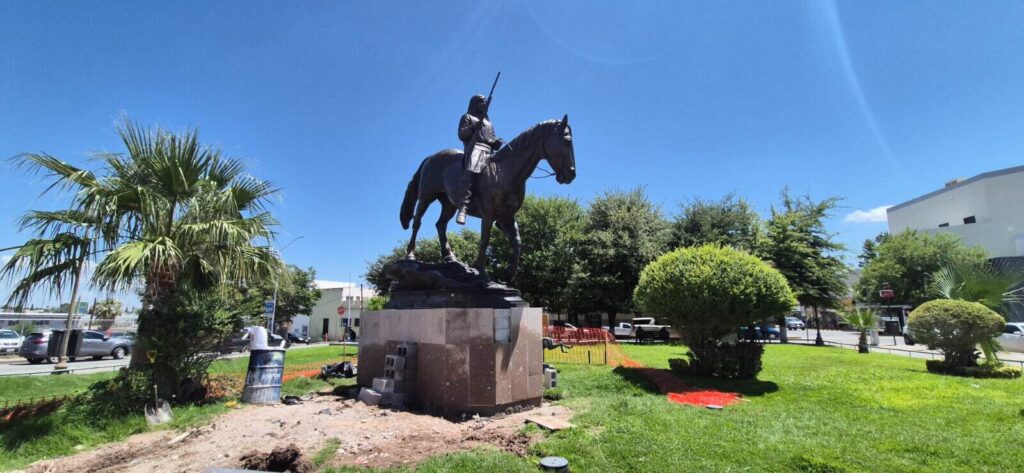 Traslada municipio estatua del Indio Victorio a la Plaza Tierra de Encuentro