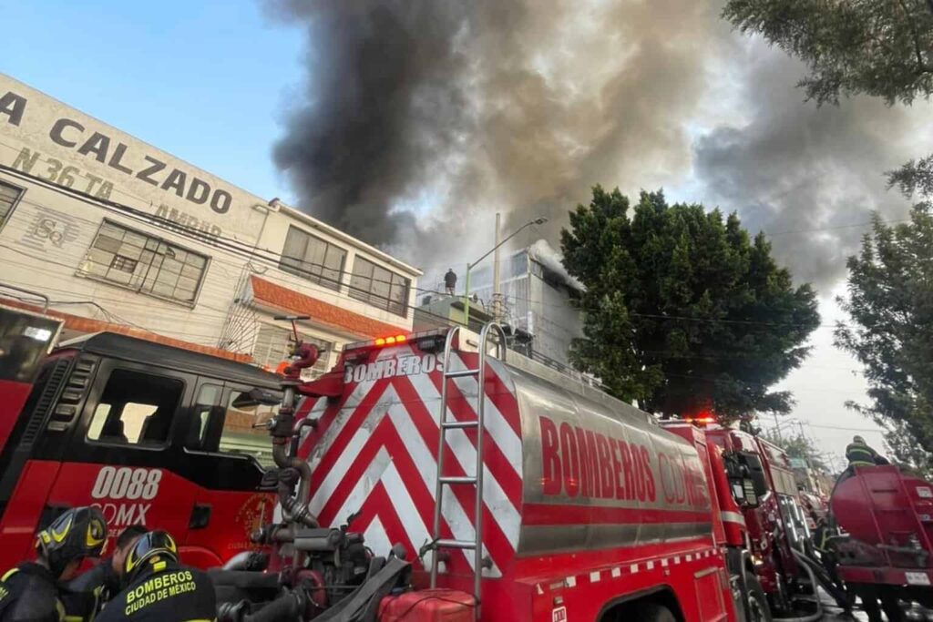 Fuerte incendio en una bodega de la colonia Morelos, CDMX