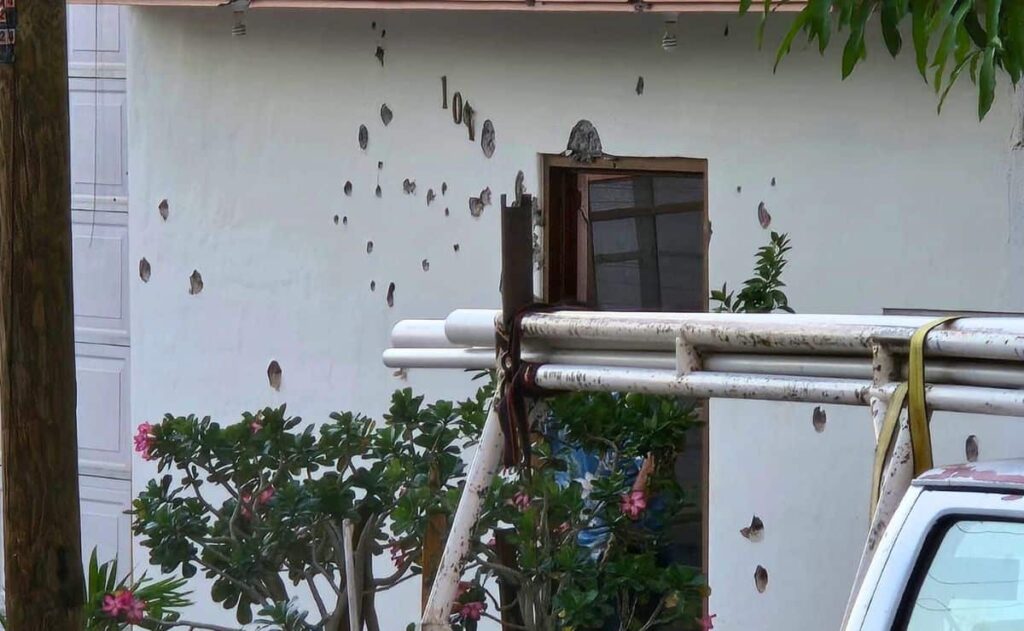 Atacan 3 casas en Culiacán; mujer que iba pasando resultó herida