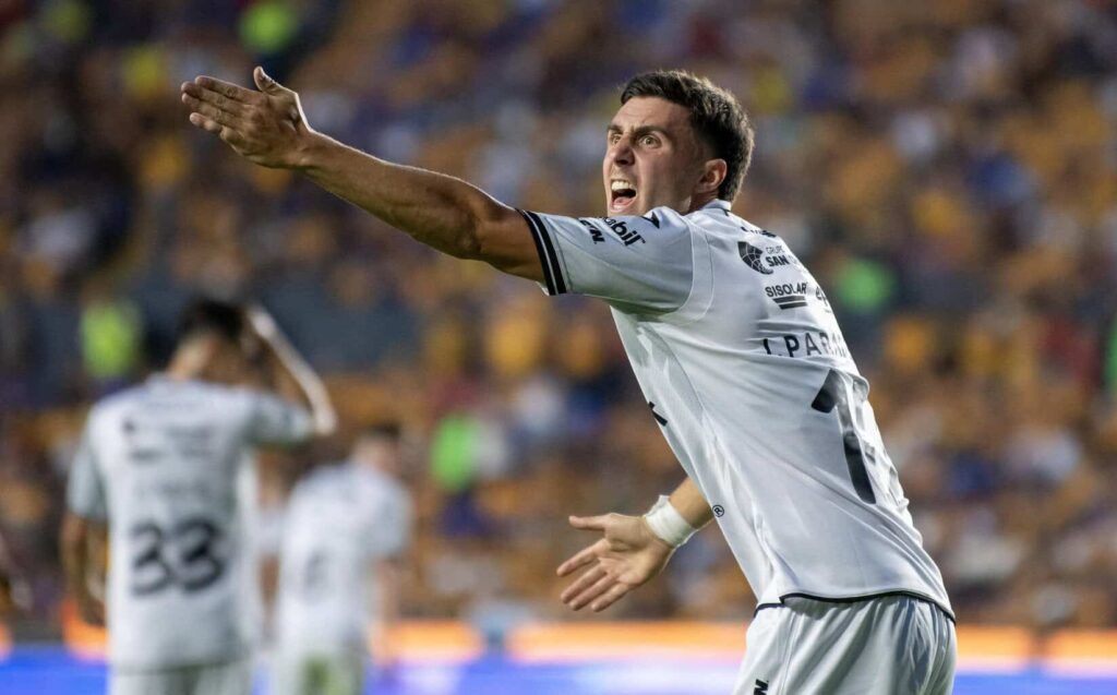 El argentino José Paradela, exjugador del River Plate, firma con el Cruz Azul