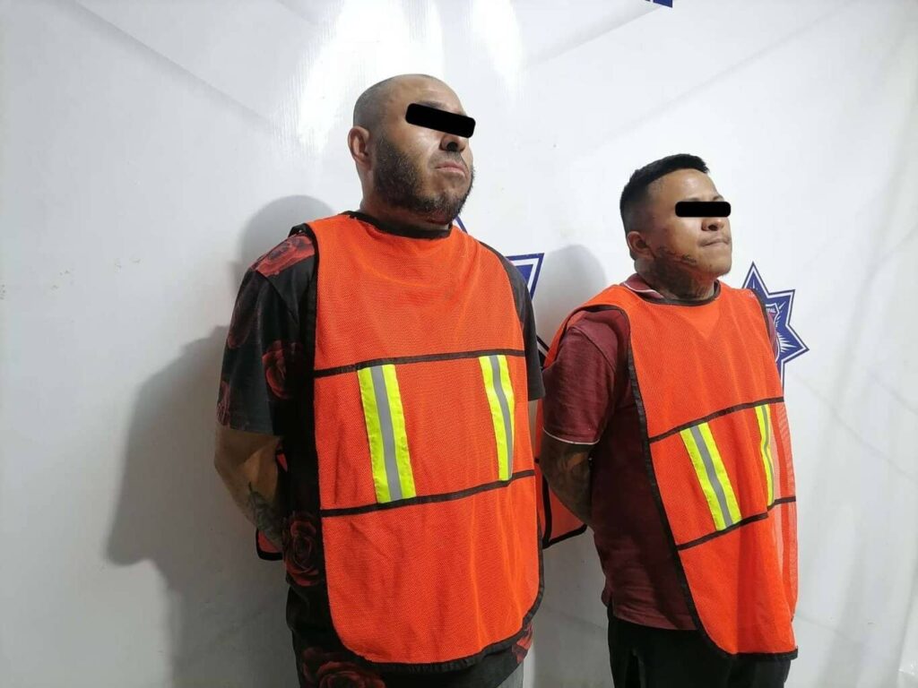 Arrestan a dos por conducta ilícita; los investigan por asalto a una Joyería