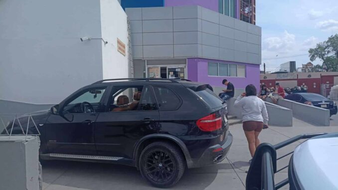 ayudan-policias-a-mujer-en-labor-de-parto-le-abren-paso-hasta-el-hospital.jpg Ayudan policías a mujer en labor de parto, le abren paso hasta el hospital