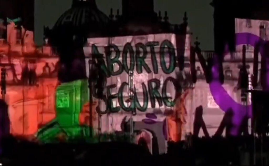 Critica Catedral Metropolitana de la CDMX uso de fachada en ‘Memoria Luminosa’