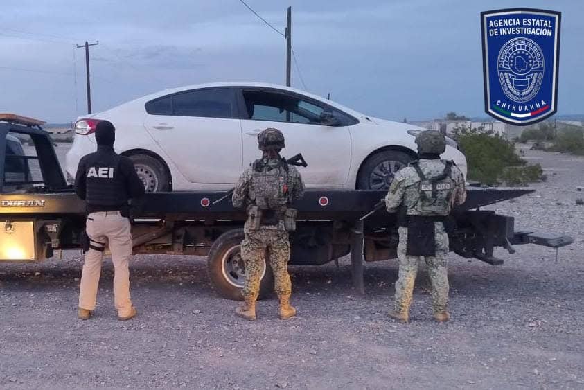 Asegura AEI dos vehículos con impactos de arma de fuego abandonados en camino de Ojinaga