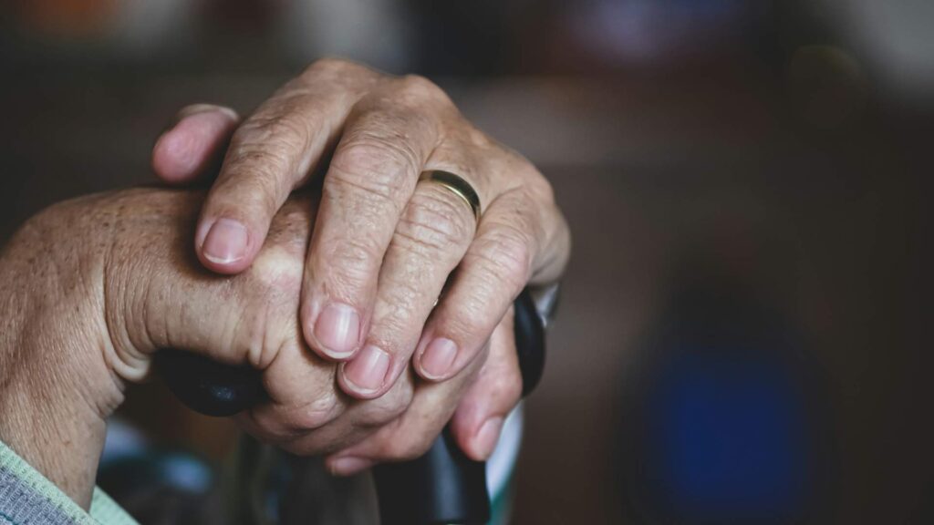 Expertos alertan sobre aumento del 20% en ciberestafas a personas mayores