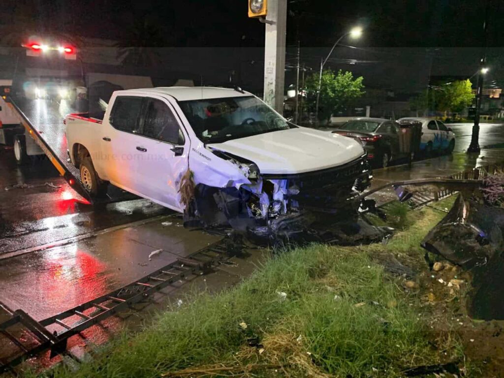 Aparatoso choque entre camioneta y sedán en el centro de la ciudad