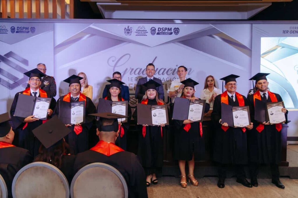Entrega alcalde Bonilla constancias a primera generación de licenciaturas del ISSCUU