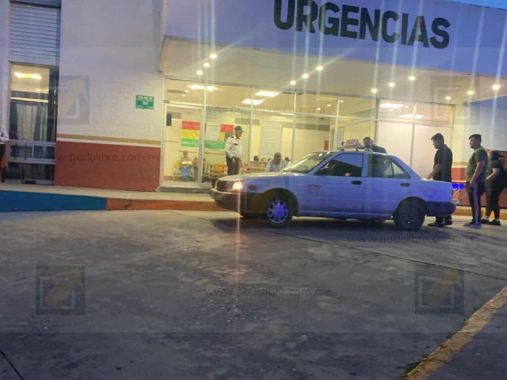 Fallece mujer al llegar al ISSSTE; su cuerpo quedó dentro de un taxi