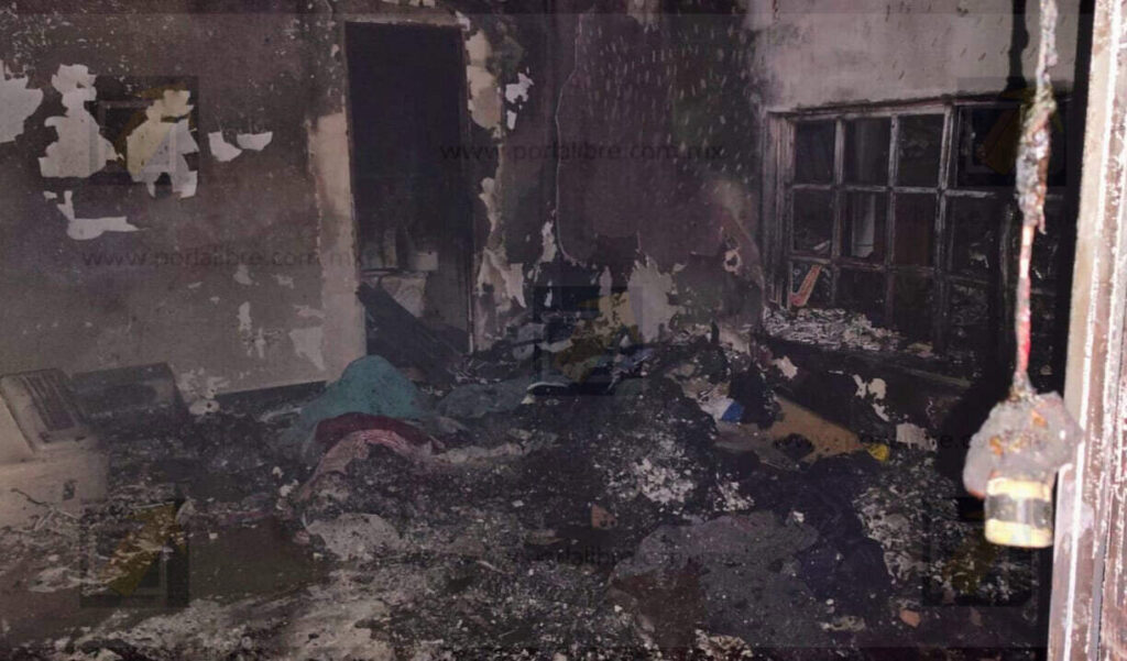 Policías municipales rescatan a familia del incendio de su casa