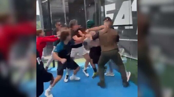 empresario-su-hijo-y-escoltas-golpean-a-hombre-en-club-de-padel-de-atizapan.jpg Empresario, su hijo y escoltas golpean a hombre en club de pádel de Atizapán