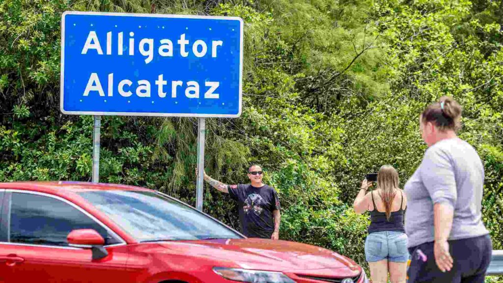 México brinda atención a connacionales detenidos en ‘Alligator Alcatraz’