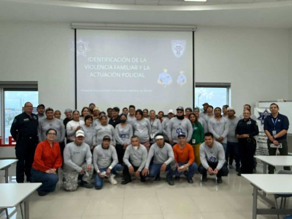 Ofrecen policías charla informativa sobre violencia familiar en maquiladora