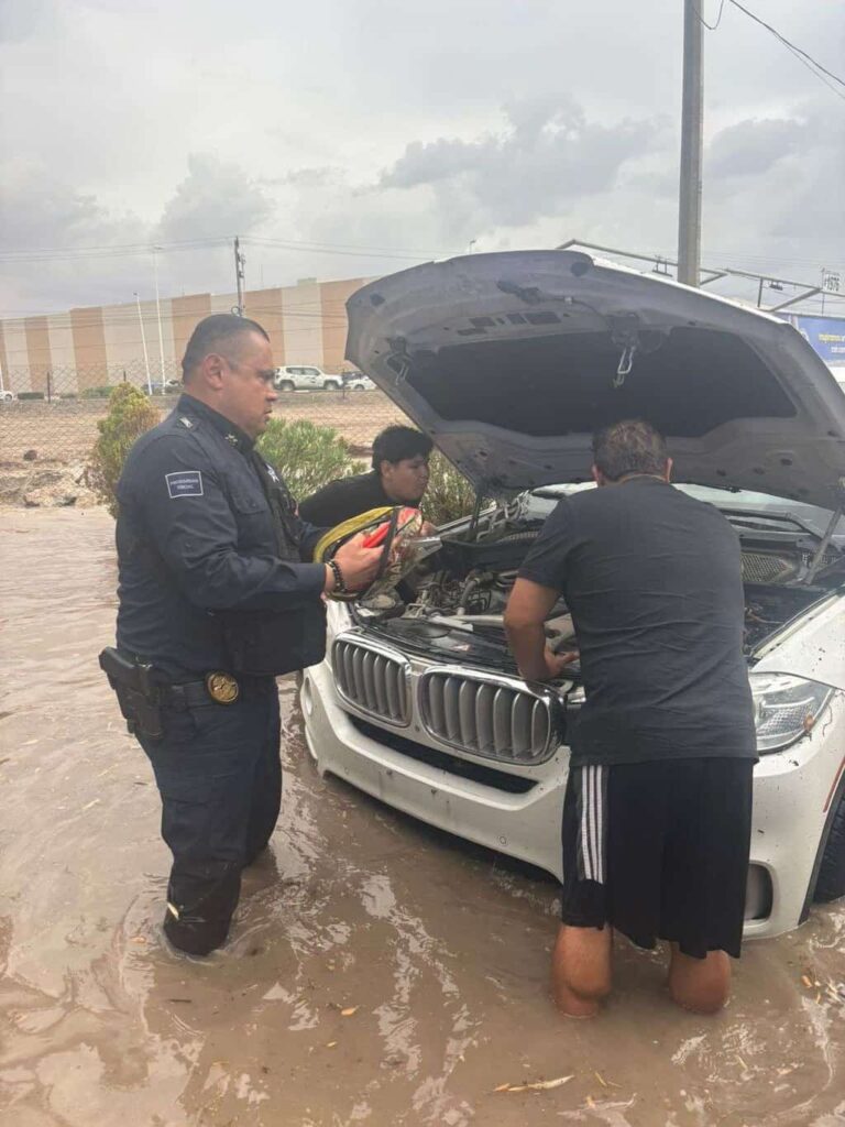Brindan policías municipales apoyo ciudadano ante lluvias