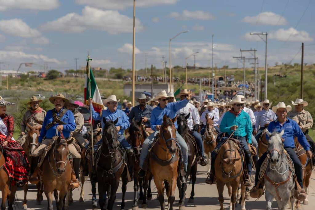 Cabalga Marco Bonilla junto a miles de jinetes en las Jornadas Villistas en Parral