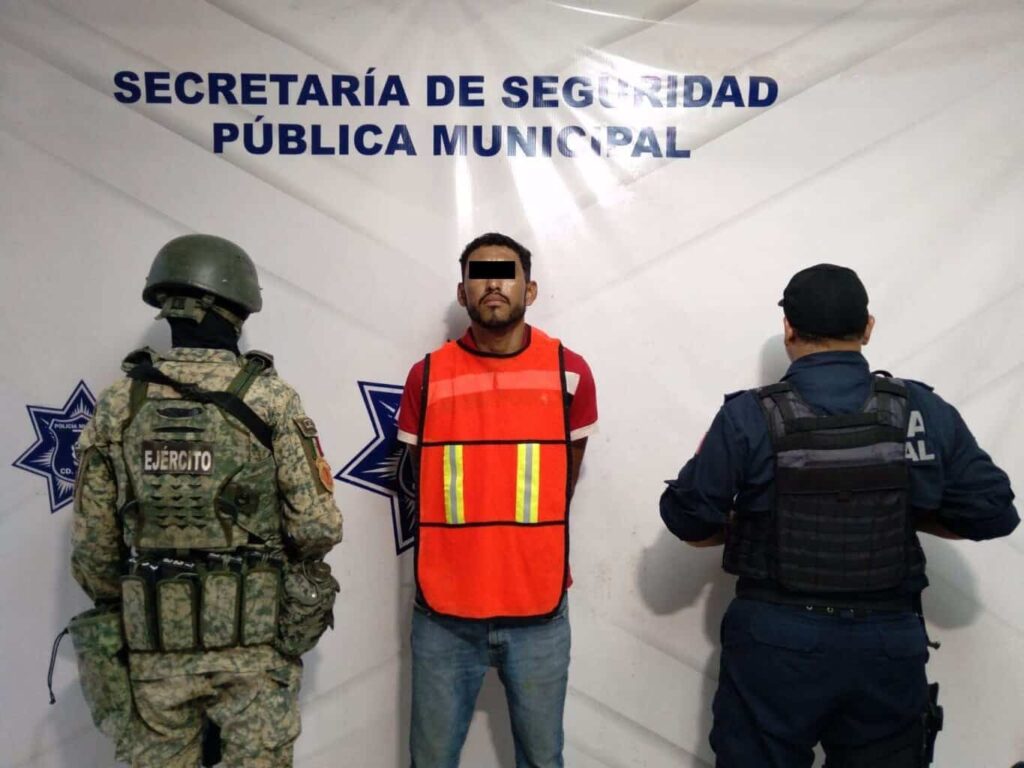 Detienen a hombre con orden de aprehensión